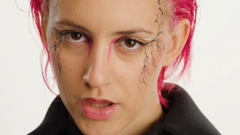 Zevin – Artiste visuelle et chanteuse DIY de Slovénie