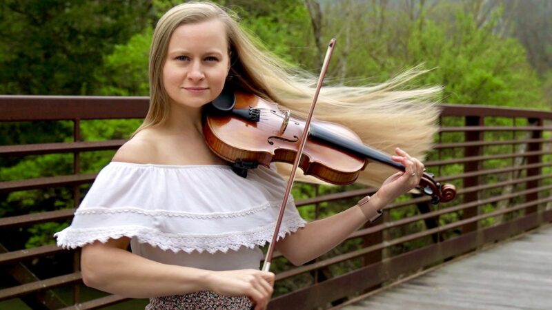 Hillary Klug : la violoniste-danseuse phénomène de Nashville