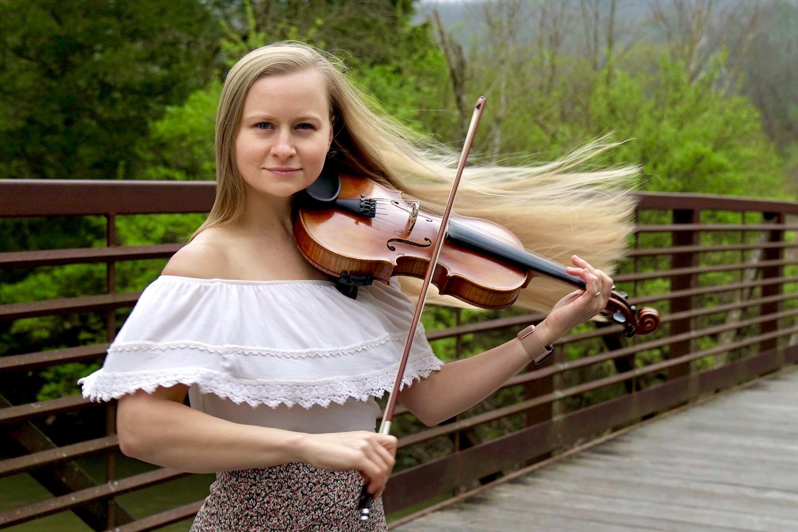 Hillary Klug : la violoniste-danseuse phénomène de Nashville